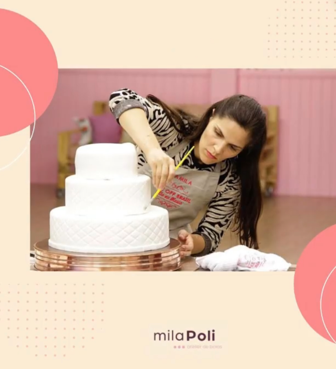 Mila Poli decorando um bolo com pasta americana