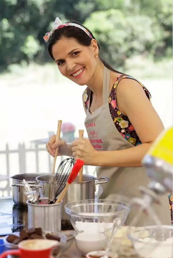 Mila Poli preparando uma receita
