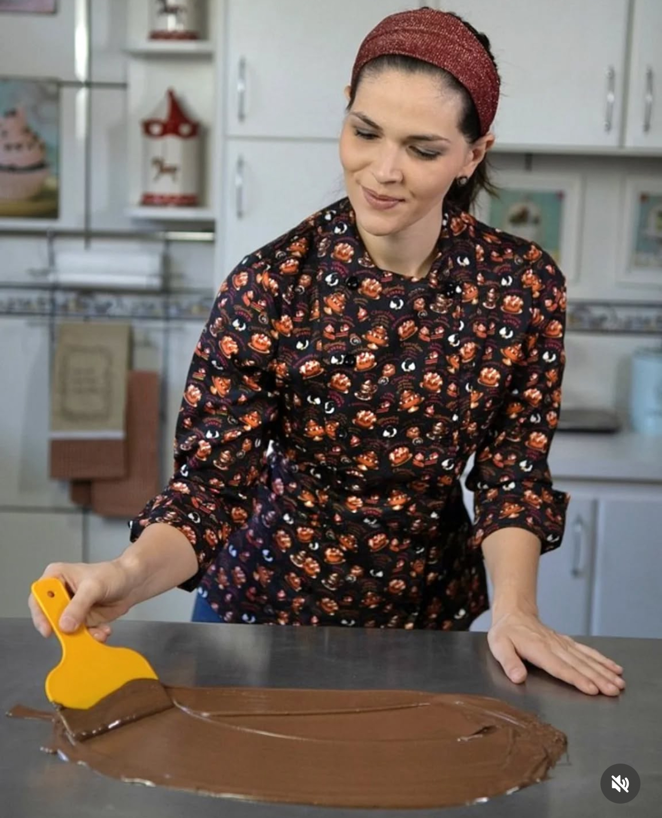 Mila Poli trabalhando com chocolate